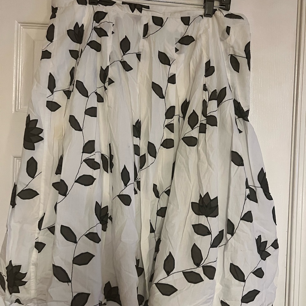 Style and Company Black and White Floral Skirt 16